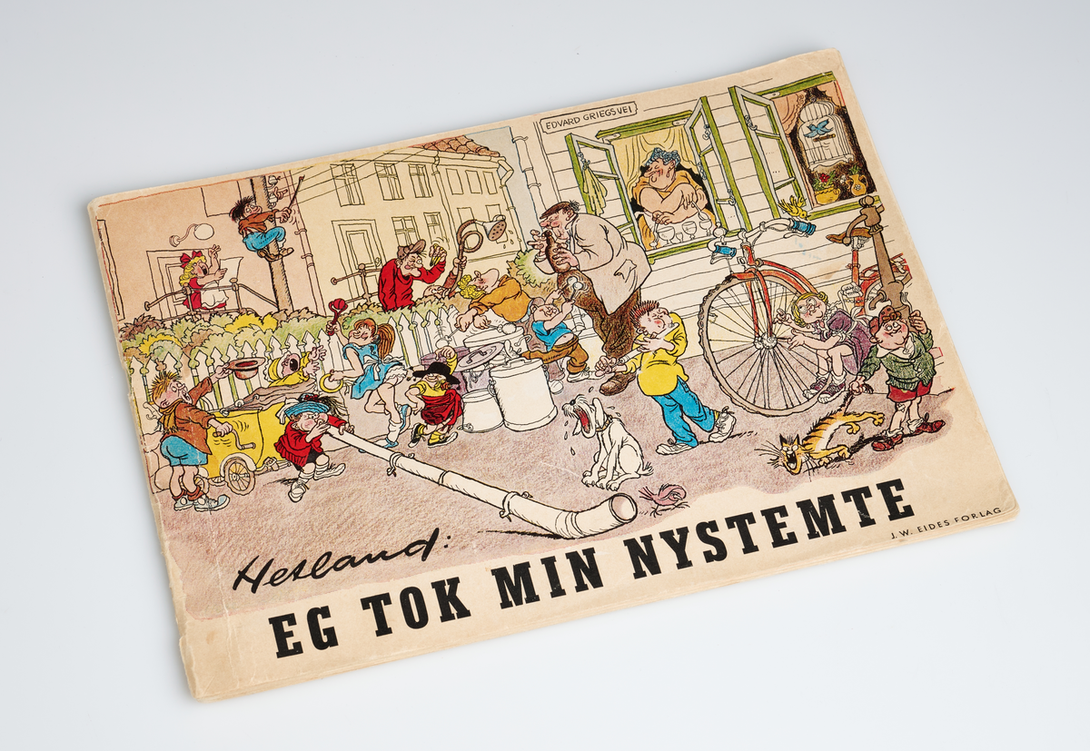 Et rektangulært, liggende hefte, 32 sider.