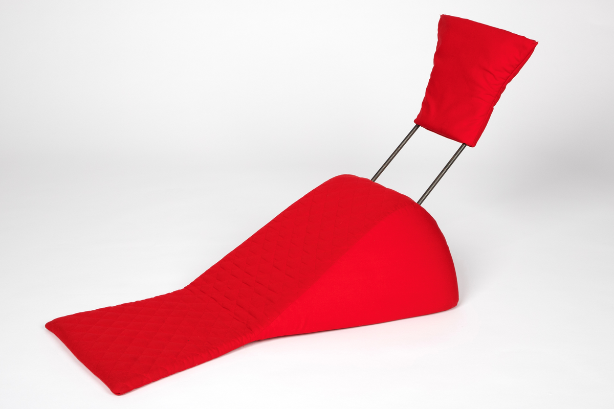 Liggestol konstruert ergonomisk spesielt for ligging på magen. Liggedel og pannepute er laget av fast skumgummi og trukket med kraftig quiltet bomullsstoff. Liggedelen er skrå pyramideformet, som en hoppbakke, og flater ut ytterst. Panneputen er festet til stålrør som står opp fra øverst på liggedelen. Putens nederste del kan brettes opp slik at det blir en åpning til ansiktet. Stolen er lett, og er tenkt å kunne tas med opp i senga for en behagelig lesestilling. Glidelås på underisden av liggedelen.
