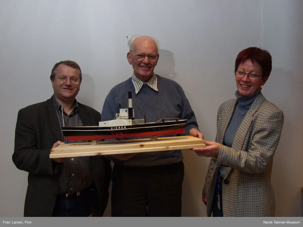Nils Aslaksen bygde modell av hjuldamperen Øieren, og overrakte denne til Norsk Teknisk Museum i 2003.