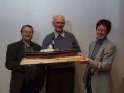 Nils Aslaksen bygde modell av hjuldamperen Øieren, og overrakte denne til Norsk Teknisk Museum i 2003.