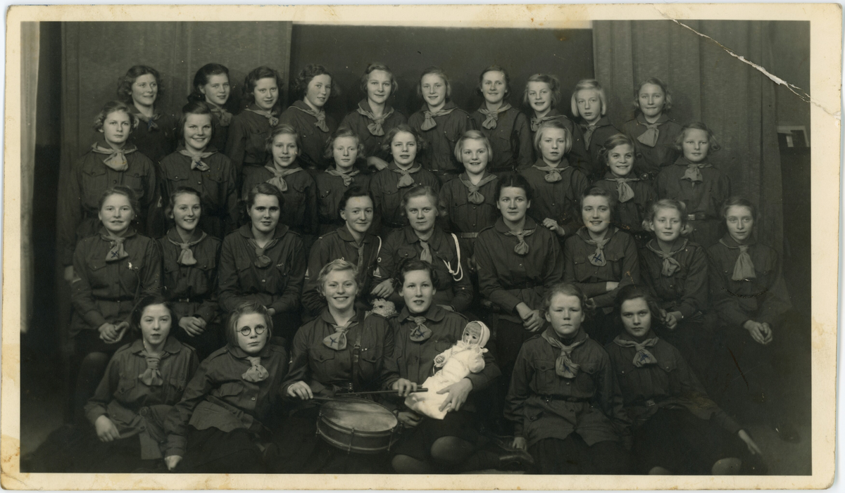 Speidergruppe fra Haugesund. I andre rekke nedenfra, nr. 4 fra høyre er patruljefører Carla Alne (f. Amundsen). 