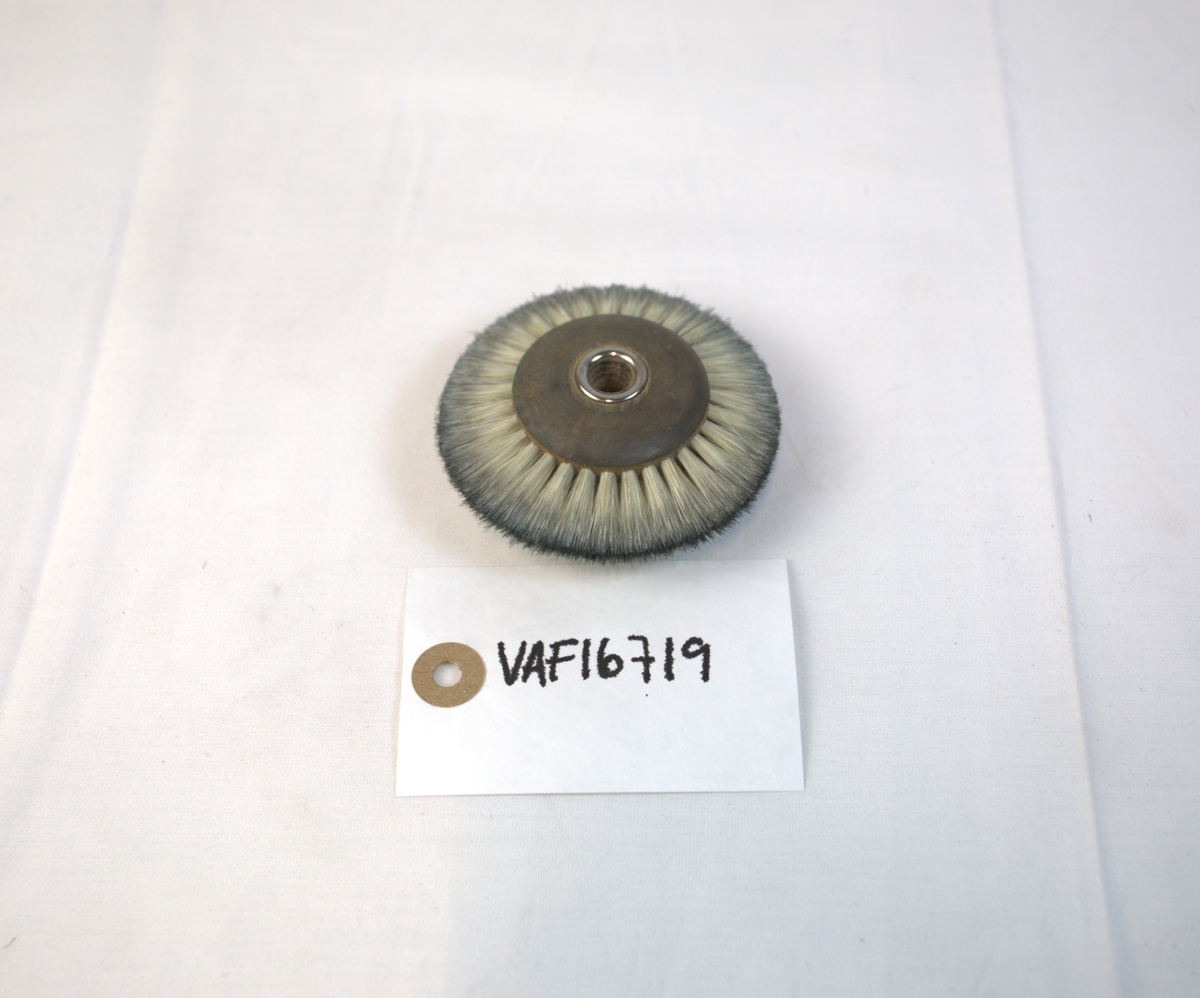 Polerstikkel i tre og metall med børstekant. 