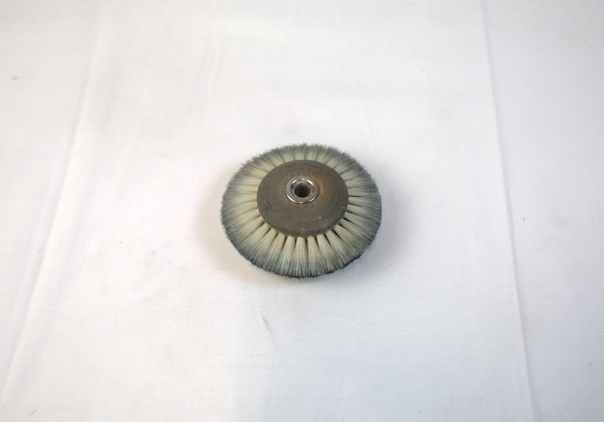 Polerstikkel i tre og metall med børstekant. 