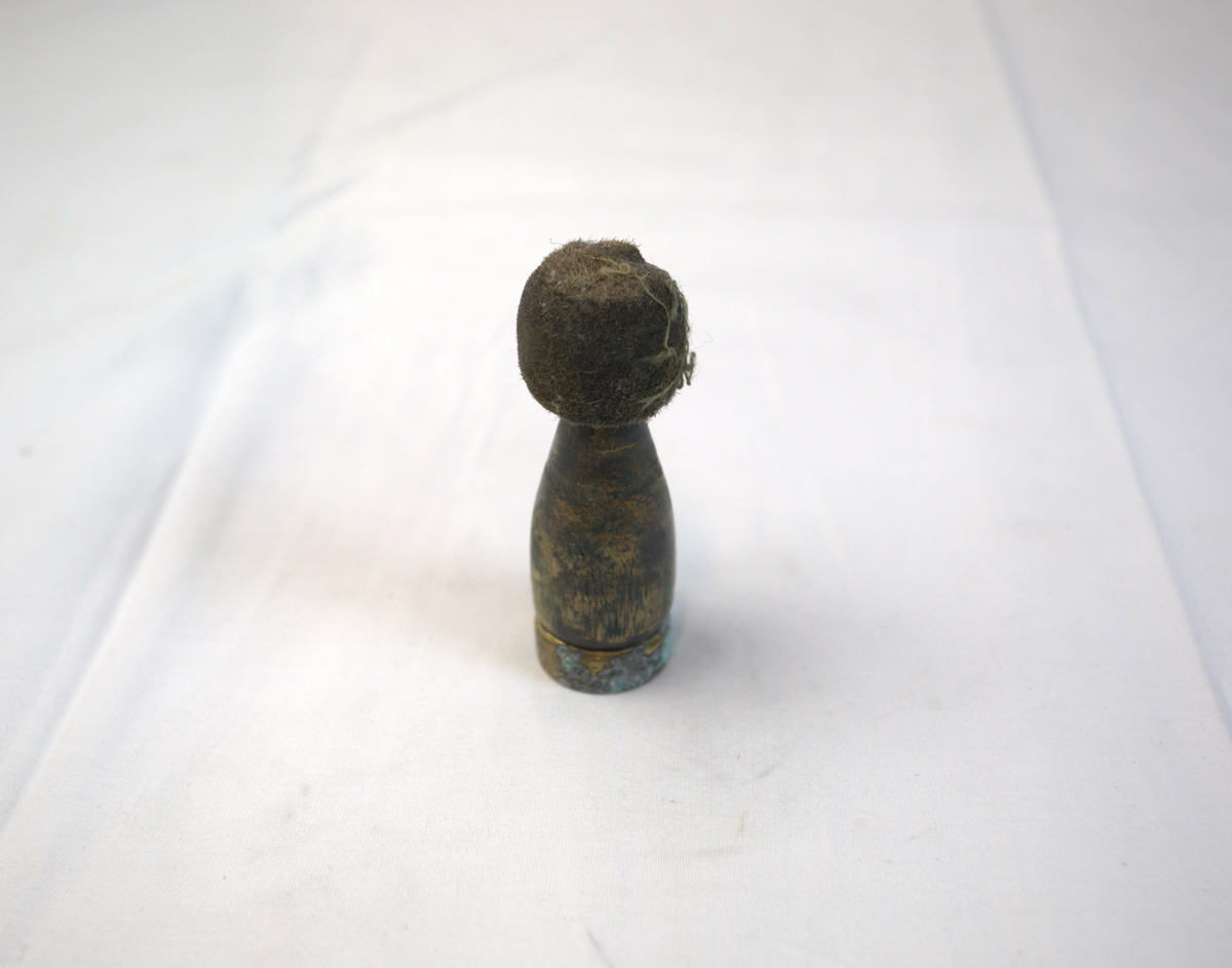 Polerstikkel brukt i gullsmedvirksomhet. Skaft i tre og metall med rundt hode.