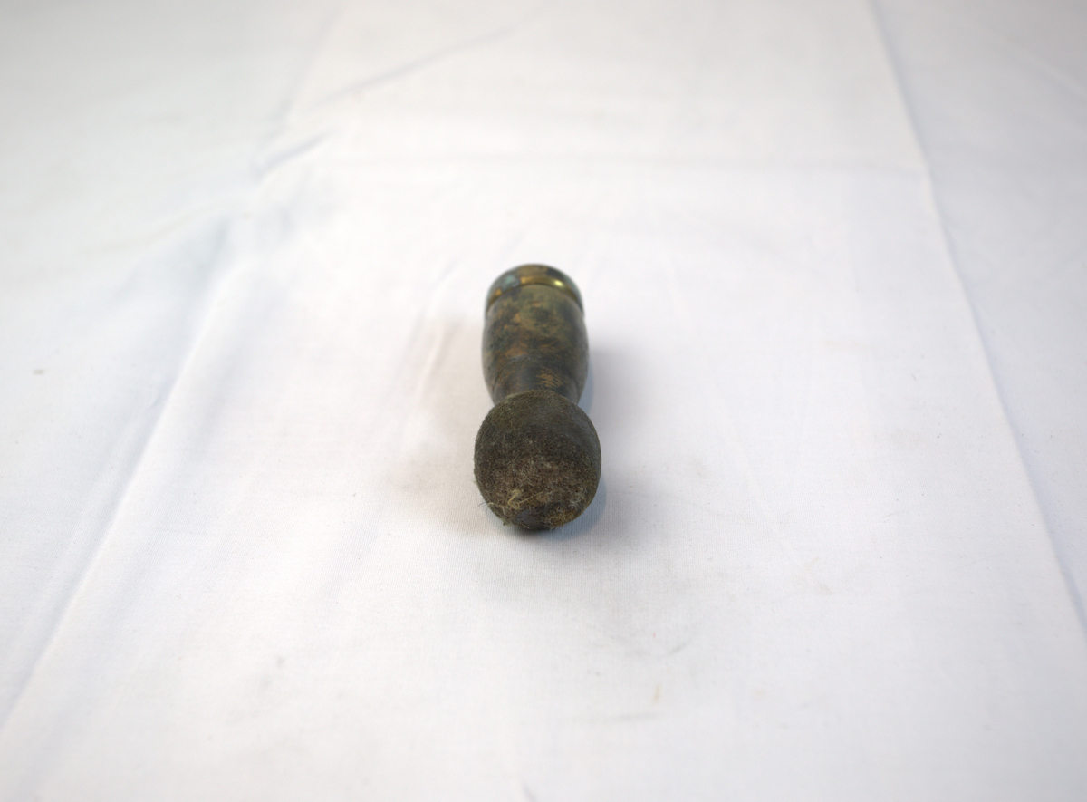 Polerstikkel brukt i gullsmedvirksomhet. Skaft i tre og metall med rundt hode.