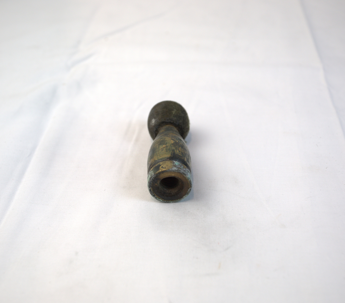 Polerstikkel brukt i gullsmedvirksomhet. Skaft i tre og metall med rundt hode.