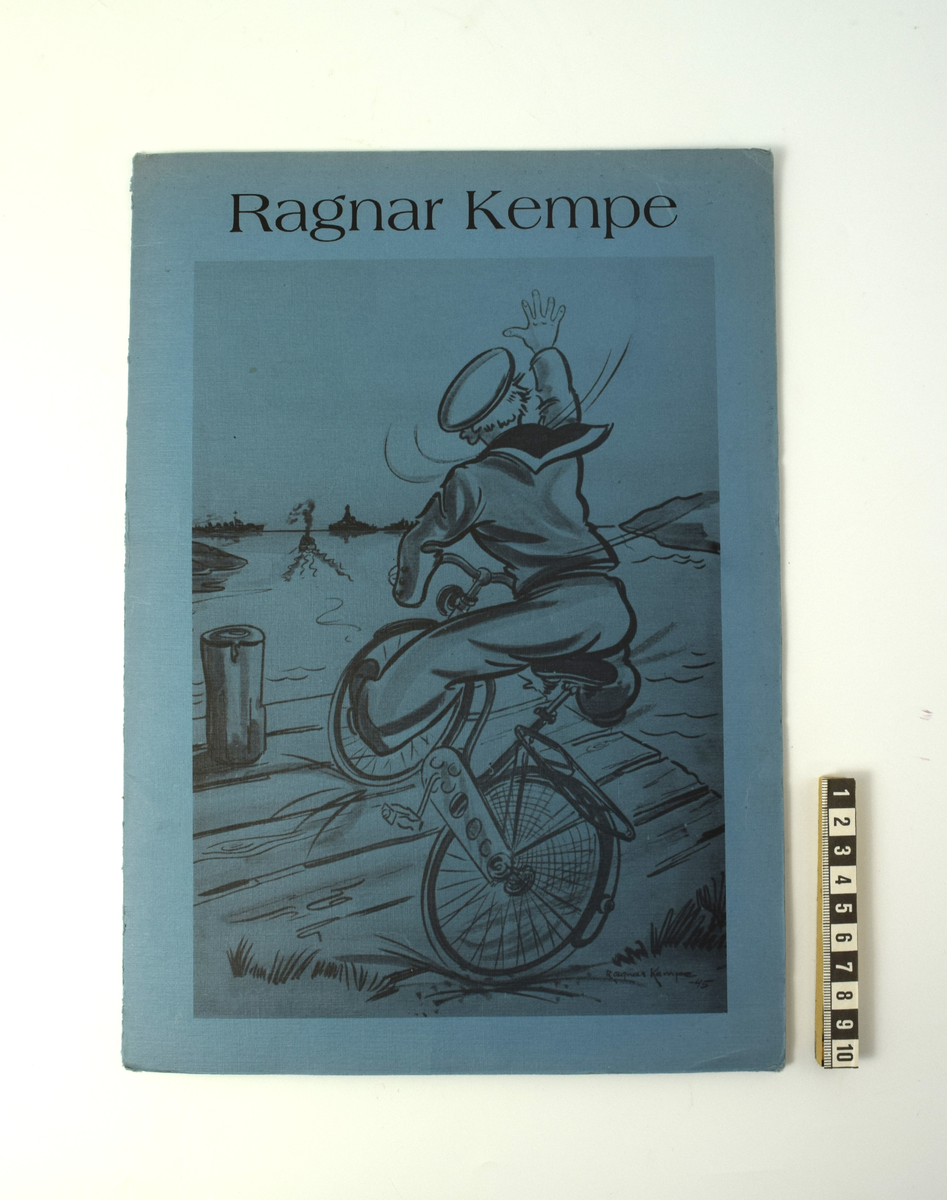 Motivet på mappens framsida består av en tryckt bild från en av Kempes konstverk. På bilden ses en sjöman med cykel bakifrån som har cyklat ut till en brygga som viftar med sin högra hand mot de örlogsfartyg som ses på havet i horisonten. 

I nedre högra hörnet står underskriften "Ragnar Kempe".

De åtta tryckta teckningarna kan beskrivas som följande: 
1. Sjöman på cykel bakifrån. Underskrift "Ragnar Kempe" i nedre högra hörnet (samma som på mappens framsida). 
2. Två sjömän gåendes i profil i vänster riktning. Titel "LANDKÄNNING". Underskrift "R-Kempe -42" i nedre vänstra hörnet. 
3. Sjömän på ubåt som möts av tre sjöjungfrur. Titel "EFTER DYKNINGEN." Underskrift "Kempe" i nedre högra hörnet. 
4. Sjömän som svabbar däck med dirigent. Titel "Lördagsvalsen". Underskrift "Kempe" i nedre vänstra hörnet. 
5. Springande man i profil. På ryggen har sjömannen en korg full med kol. Titel "SISTTA BASKEN". Underskrift "Ragnar Kempe -80".  
6. Sjöman i tio olika scenarion med en hängmatta. Titel "KOJEN". Underskrift R. Kempe /31" i nedre högra hörnet. 
7. Sjöman som serverar sås vid en festbjudning och spiller sås mot en äldre man när han ser en vacker kvinna. Titel "FESTMIDDAG". Underskrift "Kempe" i nedre högra hörnet. 
8. Fyra sjömän ombord på fartyg. Två av sjömännen ska ta en paus och går förbi två andra som sitter och skalar potatis med sura miner. Titel "Fria vakten går i land". Underskrift "R Kempe" i nedre högra hörnet.