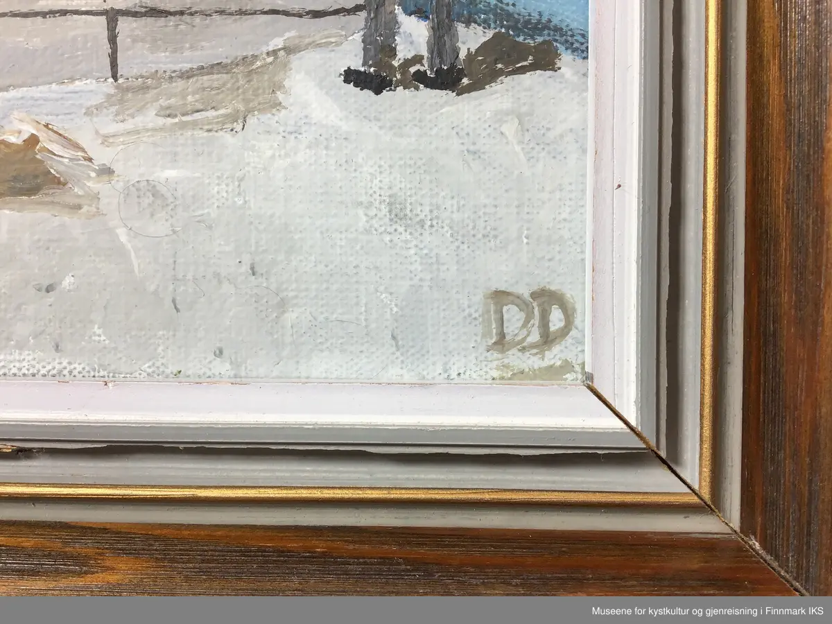 Maleriet er en kopi av en fotografi som ble tatt av Toralv Hagen. Bildet ble publisert i boka "Hammerfest: bilder fra min barndoms by" i 1980. 
Bilde viser to dampskip, et mindre av mørk farge og et større, hvit skip. De står foran det som ble kalt "den gamle kaia". Den ble brukt før dampskibskaia ble bygt i 1916. Når skipene lå der, måtte flømennene brukes til å få folk på land eller ombord. 
Begge fartøyer som er avbildet har, ifølge bildet maleriet er kopiert fra, initialene BDS på flaggene som står for Det Bergenske Dampskibsselskab. 
Sentralt på kaia står en rundt, grønn kiosk med en flaggstang med norsk flagg ved siden av. Kaia og kiosken befant seg i nærheten av den katolske kirka og en rampelignende oppgang førte opp til Nedre Grønnevoldsgata og til kirka. For befolkningene var det en god plass til å observere hva som foregikk i havna. På andre siden av bukta, i bakgrunnen, ser man fuglenesveien, flere hus og fjell med enda noen rester av snø.