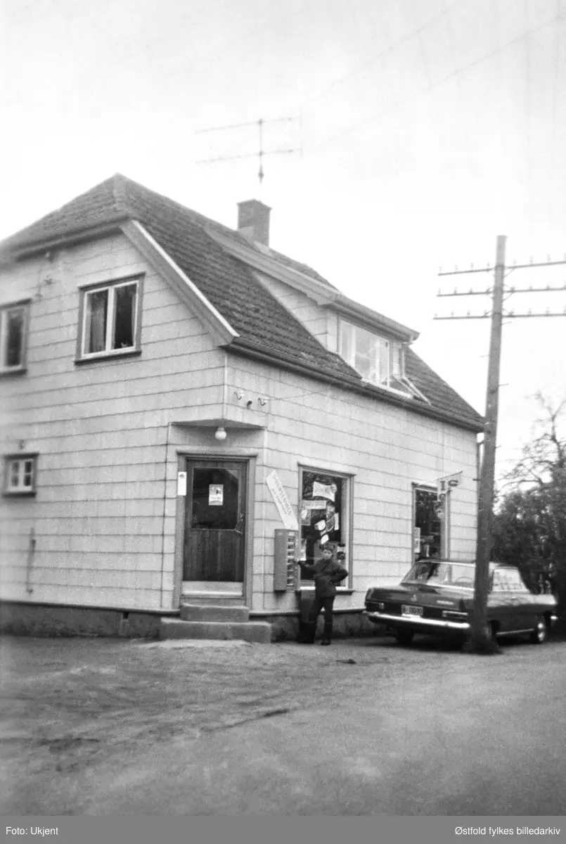 Kolonialforretning i Kirkeveien 17,  Rolvsøy ca. 1975. Nedlagt i 1982.