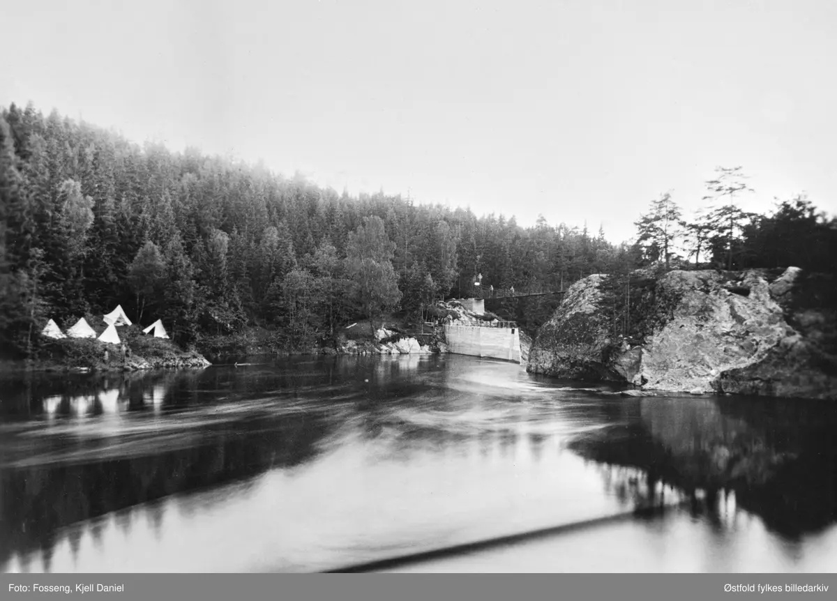 Speidere fra Rolvsøy er på speiderleir ved Sølvstufoss i Tne 1936.