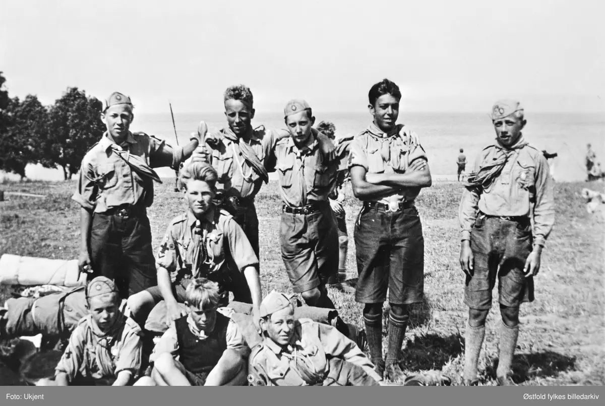 Speidere fra Rolvsøy på landsleir på Jeløy ved Moss 1936.
Foran fra venstre Thorbjørn Kristiansen, Knut Huneide, patruljefører Norvald Omberg, I modten Ragnar Omberg. 
Bak fra venstre patruljefører Kjell Daniel Fosseng, patruljefører Oddvar Sjøgreen, Per Saxegård, Didrik Jensen og Thorleif Kongsberg. Troppsfører Vigleik Løvdal var ikke med.
