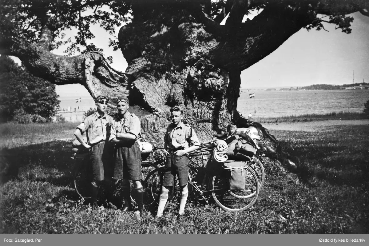 Speidere fra Rolvsøy på sykkeltur til Horten 1937. Fra venstre Kjell Daniel Fosseng, Oddvar Sjøgreen og Erling Sjøgreen.