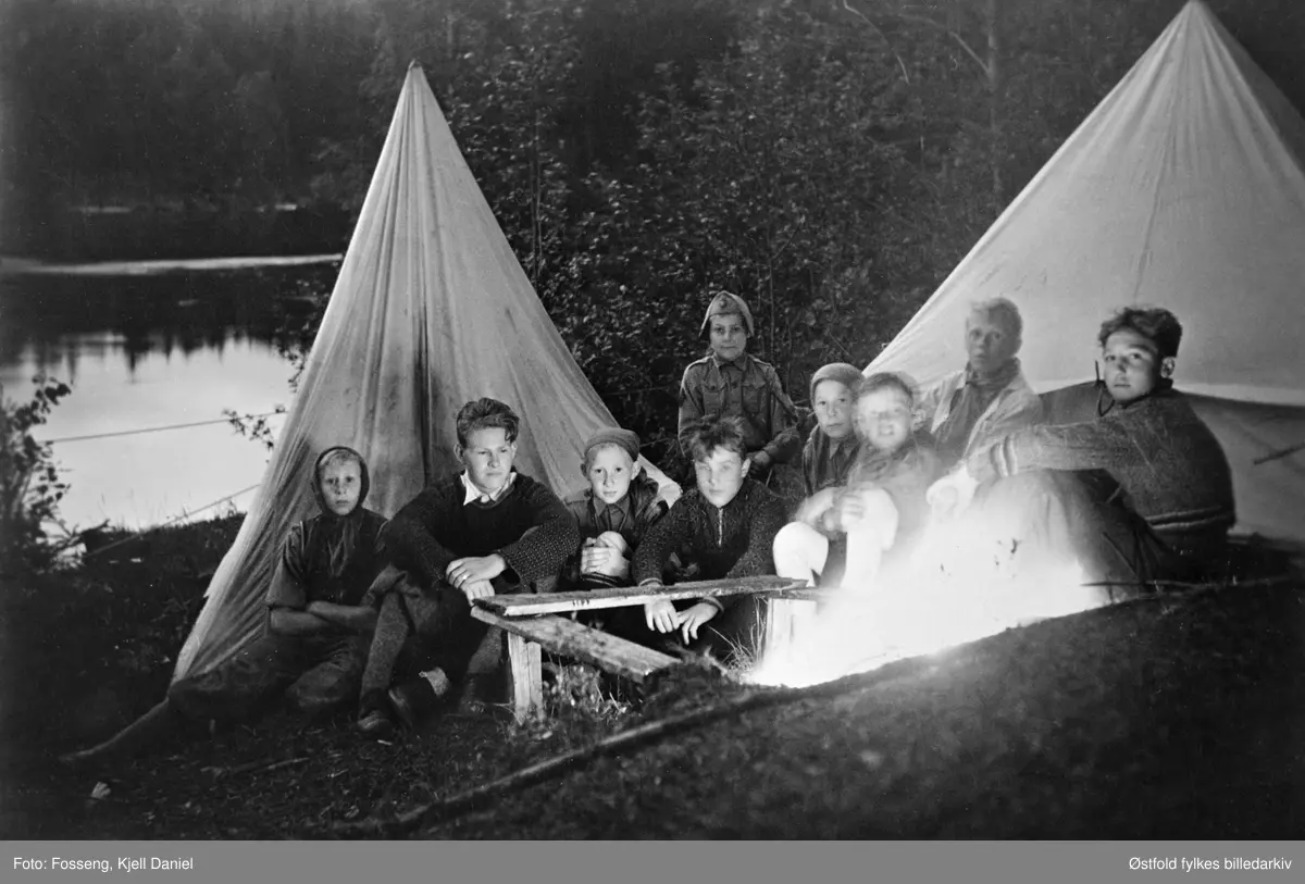 Speidere fra Rolvsøy  ved leirbål, Sølvstufoss i Tune 1937. De var medlemmer av Falkepatruljen.
Fra venstre Ragnar Roaldseth, Ragnar Omberg. Øivind Omberg, NN, Knut HUneide (halvt skjult), NN, Finn Roaldseth, Jørgen Moum. Bak Arne Johannesen.