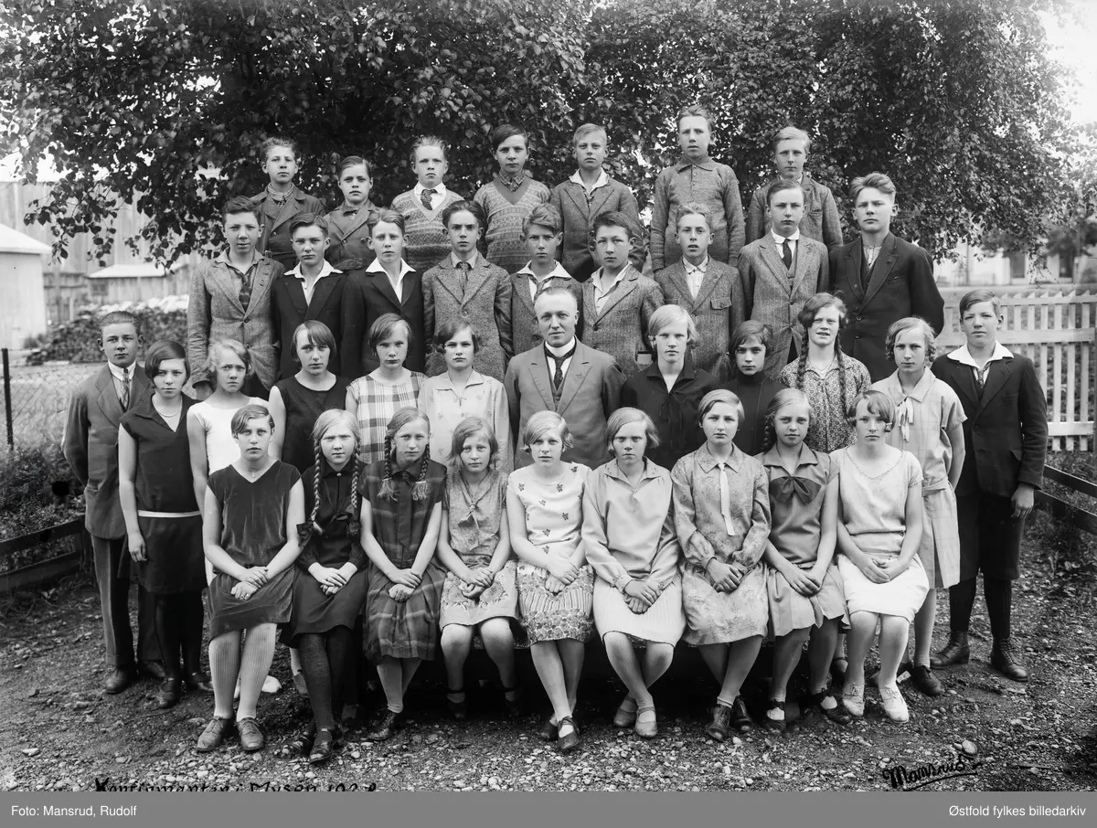 Konfirmanter i Mysen 1928. Alle er ukjente.