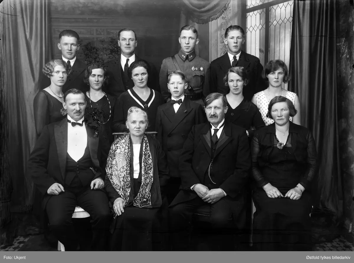 Gruppebilde, familie? Ukjente personer.