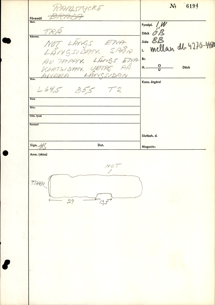 Rektangulär bräda med en kvist, en halft i halv på ena lång sidan och på andra lång sidan och en fjäder. Original tjocklek finns runt kvisten.
Extremt vittrad på alla ytor och hörn. Salthalt 1

Tillhörig information:
Not längs ena långsidan. Spår av tappning längs ena kortsidan. Urtag på andra långsidan.