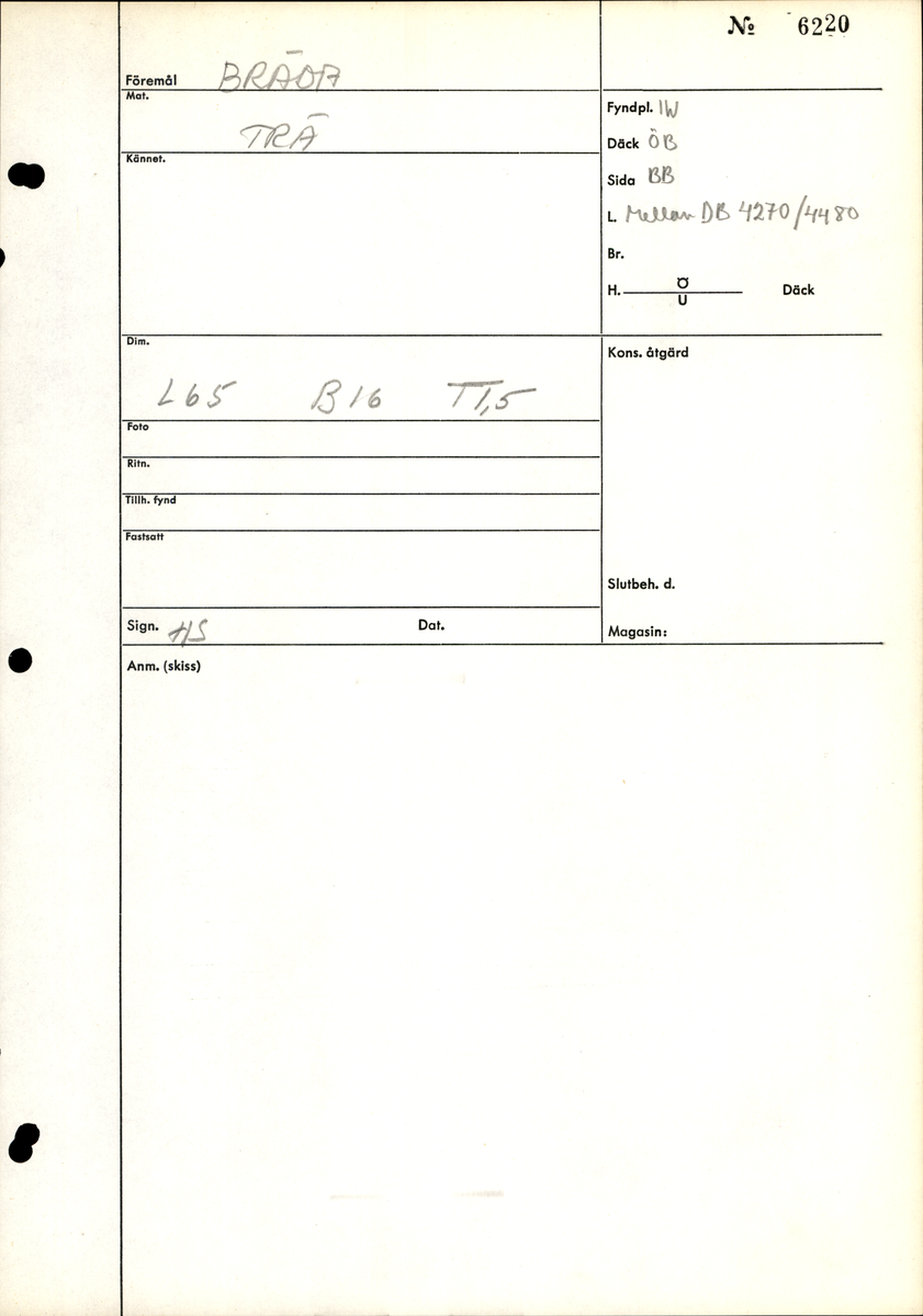 Avsmalnande bräda med två synliga spikhål. 
Lätt vittrad, tunt lager PEG.