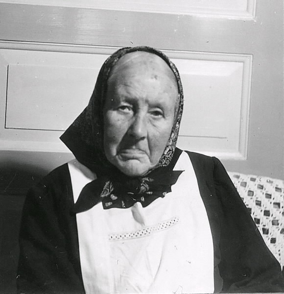 Text med bilden: "Britta Lena Berntsson Östra Derome 90 år den 21/8." Uppgifter i övrigt saknas. Tillhör samlingen med fotokopior från Hallands Nyheter som är från 1930-1940-talen.