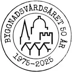 Logga med text på sidorna och stadssiluett i mitten.