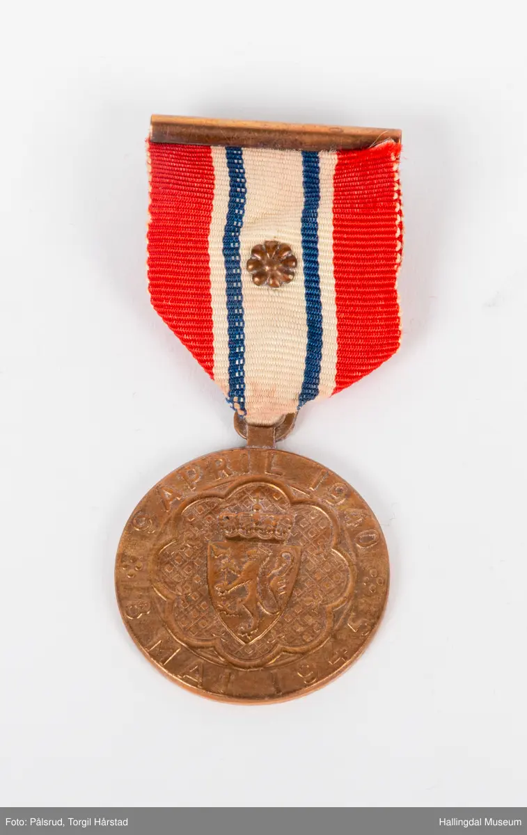 Deltagermedalje med rosett, i bronse, for deltagelse under andre verdenskrig 1940-1945.
