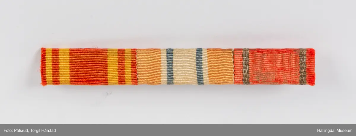 Båndstriper for utmerkelser under 2. verdenskrig. Fra venstre vises båndstriper tilhørende Krigsmedaljen, Deltagermedaljen og Det militære skarpskyttermerke (Skyttermerke).