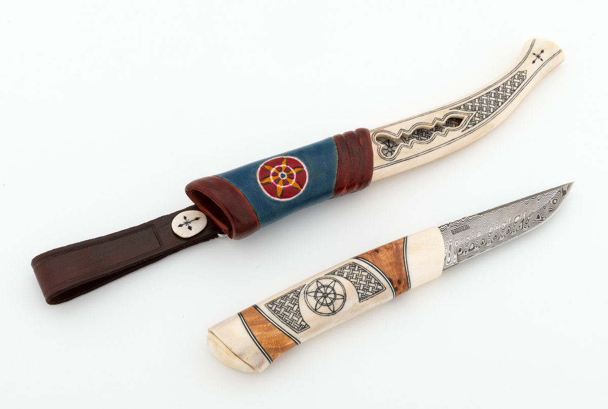 I 1987 ble Norsk knivforening stiftet på Norsk skogmuseum i Elverum, og de årlige jakt- og fiskedagene på dette museet er antakelig den møteplassen som samler flest knivmakere og knivsamlere i Norge. Hvert år arrangerer knivforeningen en konkurranse, og alle bidragene som kommer inn til denne konkurransen stilles ut på museet i sommersesongen. I 2025 ble det konkurrert i sju klasser (nybegynner, knivblad, hornkniv, brukskniv, påkostet brukskniv, staskniv og åpen klasse). Museets publikum har utover sommeren anledning til å stemme på den av knivene de oppfatter som den fineste. Avstemningen avsluttes med premieutdeling under jakt- og fiskedagene i august. I 2025 var det Asle Schrøder fra Steigen i Nordland som imponerte publikum mest med hornkniven som vises på dette fotografiet. Knivbladet er smidd av Dag Sverre Rønnebu fra Straumen, for for øvrig hadde lagd det konkurransebidraget som juryen kåret til «Årets kniv» (jfr. SJF-F.015923).