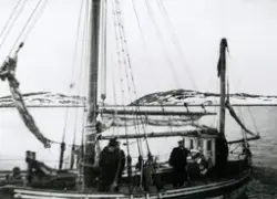 Flere menn ombord på en båt. Antatt Gjesvær-område.