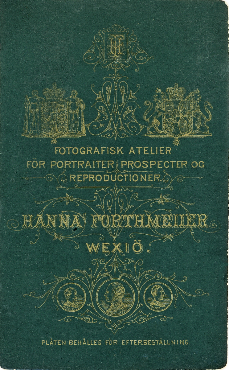 En liten pojke i kolt sitter på en stoppad stol hos fotografen, cirka 1875.
Helfigur, en face. Ateljéfoto.