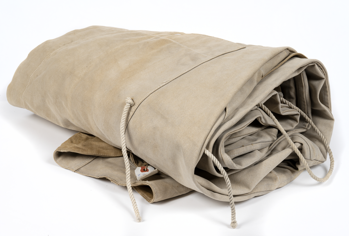 Kravellbyggd mahognymotorbåt, s.k. "Forslundsracer". Byggd på Sjöexpress varv på Lidingö 1928–1929.
Tillbehör till båten: 2 korgstolar, 7 dynor, 2 durkmattor, 1 kapell med bågar, 1 svensk flagga, 1 standert, 6 däcksmattor, 1 par åror i mahogny, 1  båtshake i  mahogny, 1 gösstake i mahogny, 1 lanternstång (akterlig) i mahogny med lanterna, 1 bensinmätsticka och 1 rorkult i mahogny.