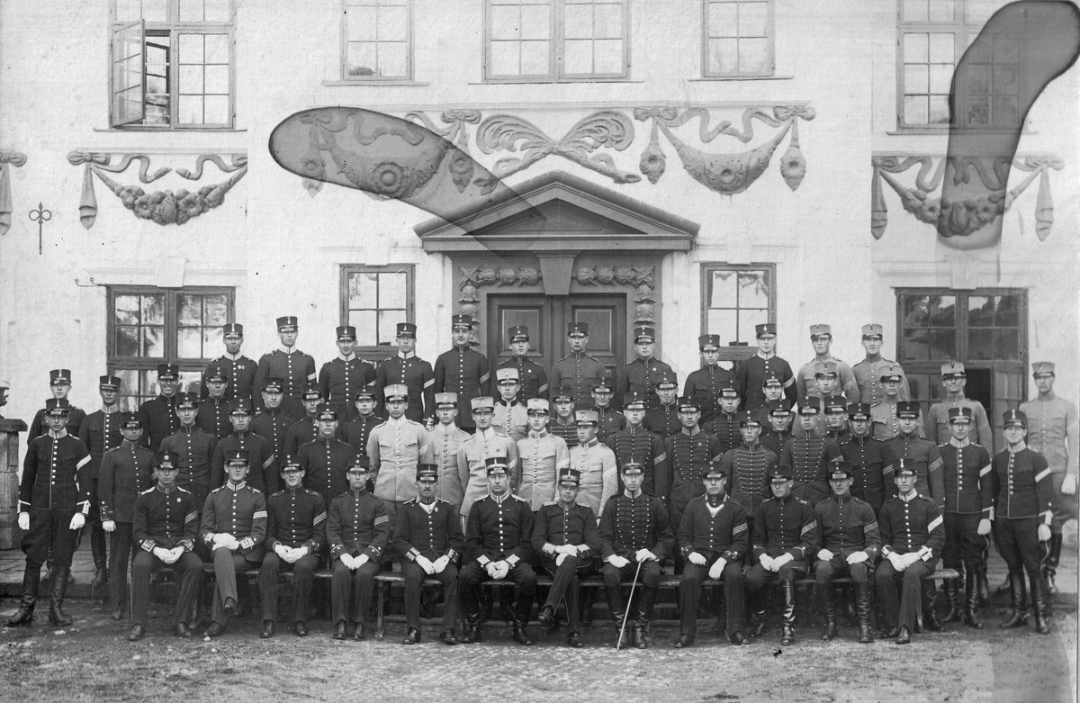 Karlbergs slott. Hans är nr 4 från vänster i 2:a raden.