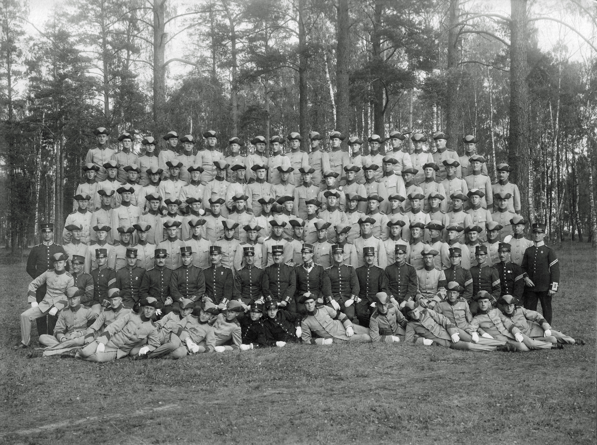 Sista officersvolontärskolan i Karlsborg 1914. Distinktionskorpral Adolf Johlander nr 2 från höger i nedre sittande raden.