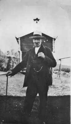 mann med hatt og fine klær