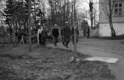 Flere av hjemmefrontens karer marsjerer forbi Melbo Hovedgård.