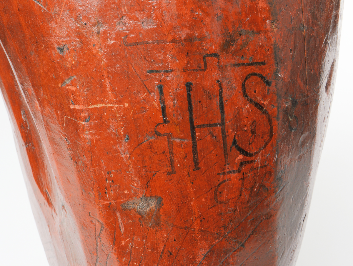 "Ett slags ytterst rart forntida dryckeskärl. "Rödmålad kåsa. På baksidan monogrammet I.H.S. C.H.R.S. (Jesus Christus).
Mått: höjd 31 t, kranens bredd 15 t, skålens tvärmått 9 t.

Inskrivet i huvudbok 1888.