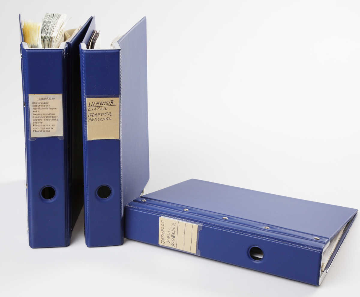 Rektangulär låda i lackad plywood med stålskodda hörn och kanter. Gavlarna försedda med bärhandtag och lås i förzinkad pressad plåt. Lådan kan förvaras liggande, men kan även ställas upp som skåp. Botten och ena gaveln försedda med fotplattor och skenor i plywood resp. trä. Framtill finns två dörrhalvor som kan öppnas. I skåpet finns fem fack som förvaringsutrymmen. Vänsterdörrens insida har en fastskruvad lampa som koplas till ett cigarettuttag. Här finns även tio hållare för pennor. Högerdörren har en innehållsförteckning för skåpet, och vissa adresslistor fästa med häftstift. Lådans utsida märkt på ena dörren "ÄLMHULTS POLISDISTRIKT LEDN. PL. FÄLT", och i botten "AB PLYFA MALMÖ".

Lådan innehåller i översta facket till vänster: en ficklampa märkt Durabcam, fäst med spännmand i lådan, plastlåda innehållande knappnålar, småspik, 14 färgkritor, tavelkritor, tre suddgummin, en Ballografpenna och en blyertspenna.

Översta facket till höger: en skyddshandbok, boken "Grövre våldsbrott", "SamRik del 2A", "Anmälningsrutiner, "telekatalog för polis- och åklagarväsendena, rulle med pappersremsa, förpackningar, plastnålar, Primus gasolvärmare, Primus gasolplatta med tub, RX limflaska, plastlinjal, hålslag märkt Ojop, rulle med etiketter, tejprulle märkt Tesa, morakniv med fodral, gem i magnetburk, två gemaskar, en ask med häftstift märkt Olfa, stämpeldyna märkt Artline, stämpel från Polismyndigheten i Älmhult.

Nedre facket till vänster: Pärm innehållande: Skrivblock, skrivpapper, Ansökan om ordningsvakt, Konceptanmälan, Spaningsuppslag grövre brottmål, Förhör, Förordnande av ordningsvakt, plastfickor.
Pärm innehållande: Inmönstring, listor, adresser, personal.
Pärm innehållande: Aktuellt, fall, åtgärder.

Nedre facket till höger: Pärm innehållande: Personal, Insatsgrupper.
Pärm innehållande: Polisens Räddningstjänst.
Pärm innehållande: Älmhults Polisdistrikt, rulle med pappersremsa.

Bottenhyllan: Kastrull med lock, köttbuljong, snabbkaffe, teförpackning, 30 plasmuggar, ca 15 plastskedar, sex teskedar i stål, förbandslåda med innehåll, 10 ordningsvaktsbrickor, 10 armbindlar i svart för ordningsvakt, 9 armbindlar för Polis, en väst för Polis insatschef, ett sittunderlag ?

Insidan på vänster dörr: En sax, två blyertspennor, en färgkrita, tre tuschpennor, en lampa för cigarettuttag.

Insidan på höger dörr: Skåpets innehållsförteckning och Radio Kronobergs larmlista.