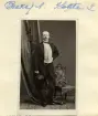 Den adliga ätten Brakel kom att dö ut vid den porträtterade Anton Brakels brorson Gustaf Brakels död 1937. Anton Brakel och hustrun Amalia Danckwardt-Lillieström välsignades med döttrar vilka enligt dåvarande regeringsform inte kunde överföra adelskapet. Vid fototillfället omkring 1865 var kapten Brakel ovetande om denna del av framtiden och kanske var det inte heller av betydelse för honom. Född i Stockholm 1827 hade han kommit till Linköping i 20-årsåldern för tjänst vid Första livgrenadjärregementet och vid kåren kom han att bli kvar till sin pension med majors avsked år 1880.