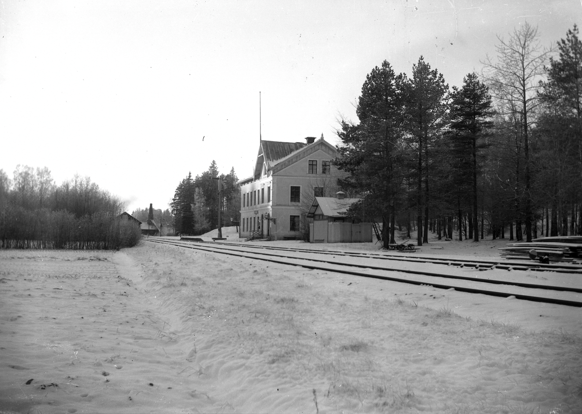 Skogsskola vintertid, Stations hus.