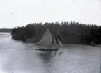 Marieberg midsommar 1905. Båt med segel på sjön.
