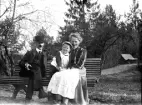 Familjen Svensson på en bänk utomhus.