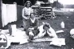 Tre kvinnor på picknick.