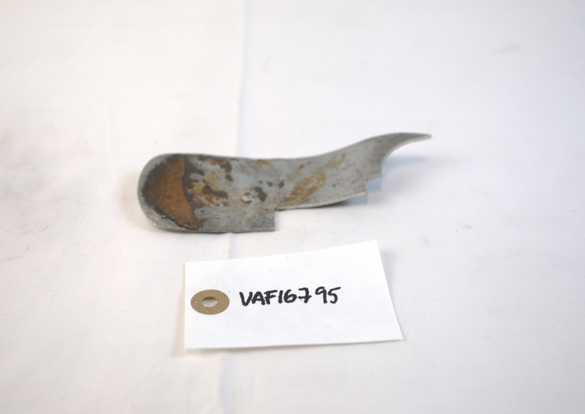 Metall benyttet som materiale i gullsmedvirksomhet. Metallet har rust.