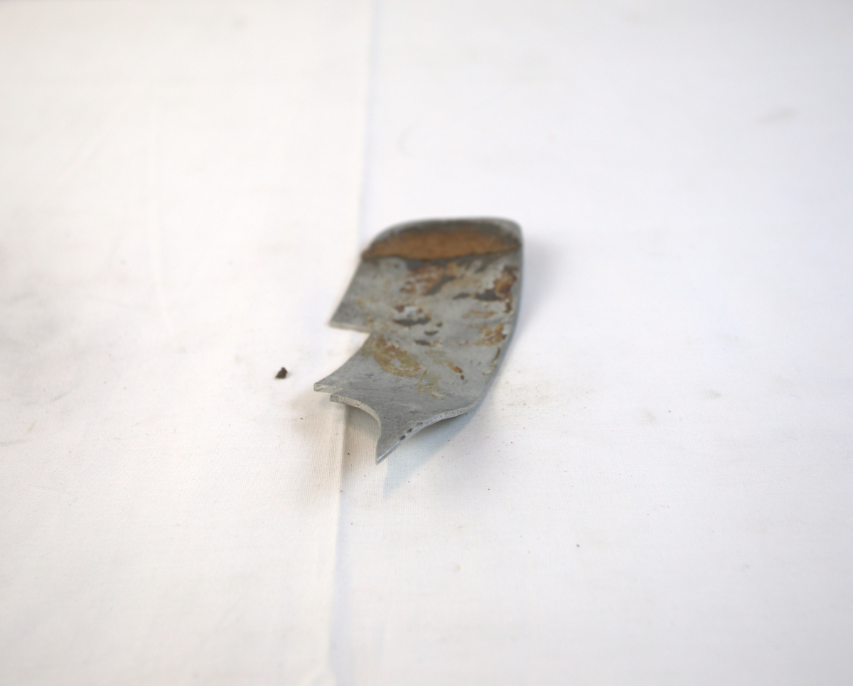 Metall benyttet som materiale i gullsmedvirksomhet. Metallet har rust.