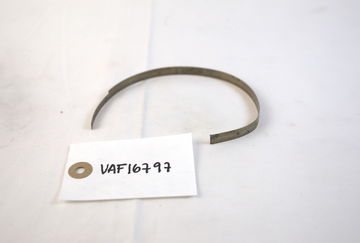 Flatt og langt metallbånd. 