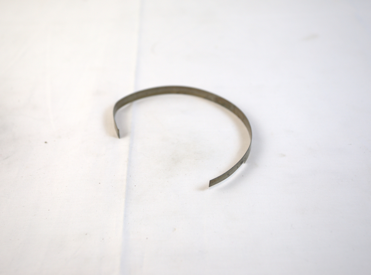 Flatt og langt metallbånd. 