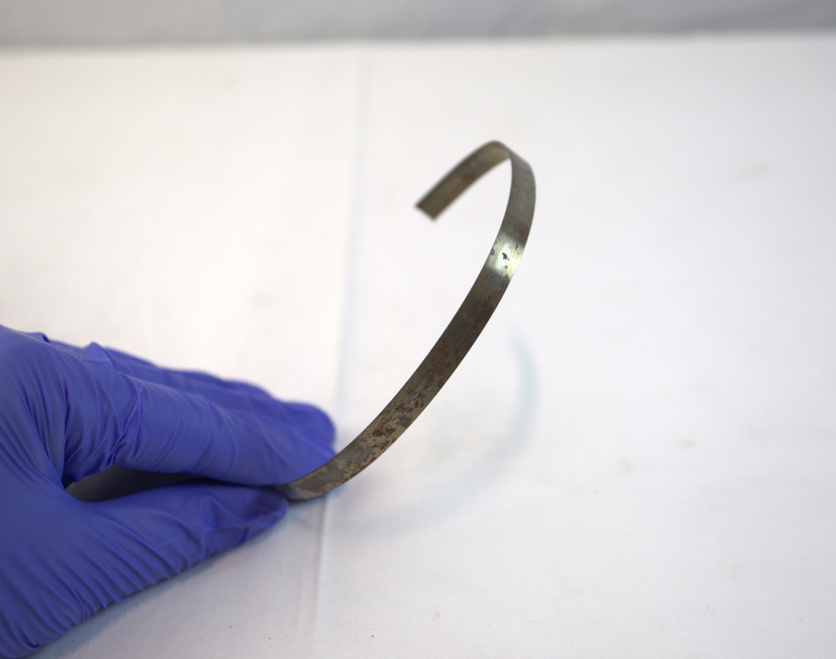 Flatt og langt metallbånd. 