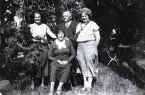 Foto av en familj i trädgården.