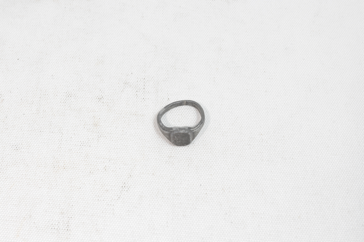 Fingerring laget av stein.