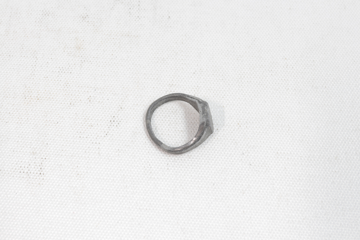 Fingerring laget av stein.