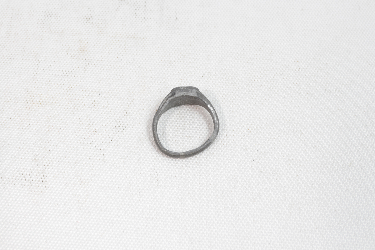Fingerring laget av stein.
