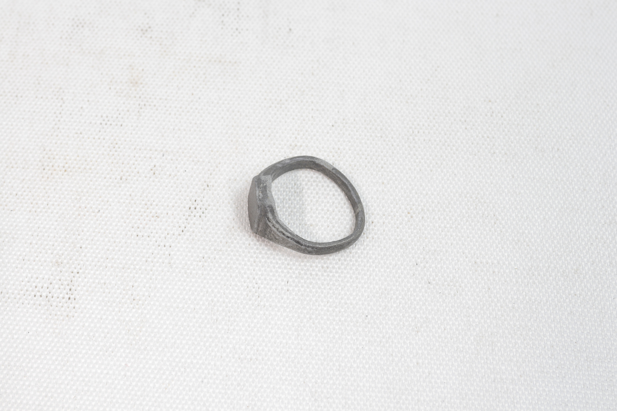 Fingerring laget av stein.